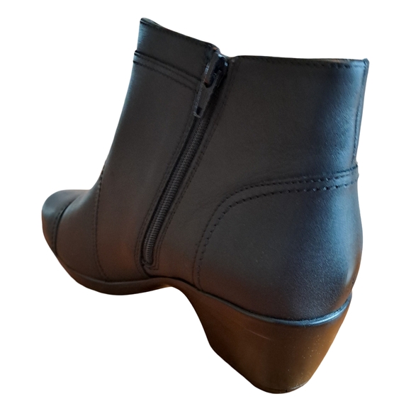 Clarks Women's Black Leather Ankle Boots Size 9.5 New - Picture 9 of 12